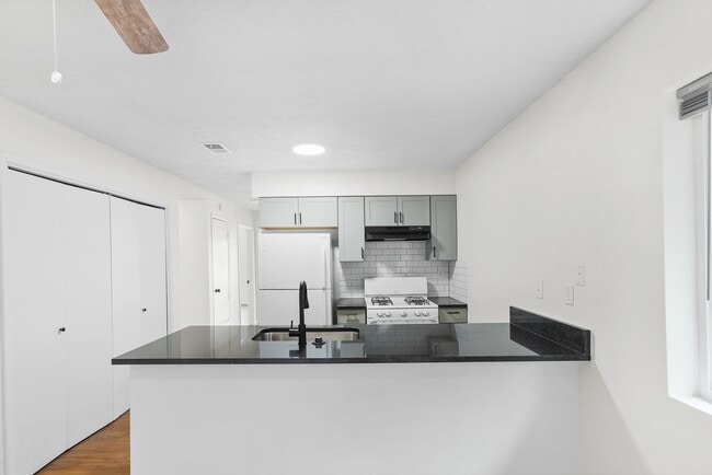 Photo - 1118/1120 Hazelton Unit 1118 Hazelton