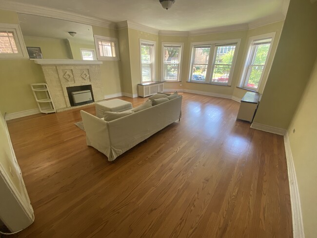 Building Photo - 6459 N Lakewood Ave Unit Loyola University - 4 Bed/2 Bath