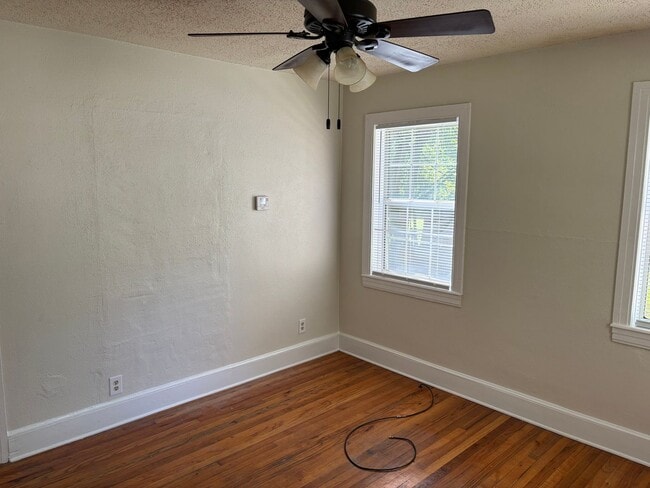 Photo - 2 bed / 1 bath home for rent in a great location. Features fresh flooring, new paint, and a fence...