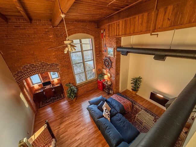 Building Photo - 494 Woonasquatucket Ave Unit 410