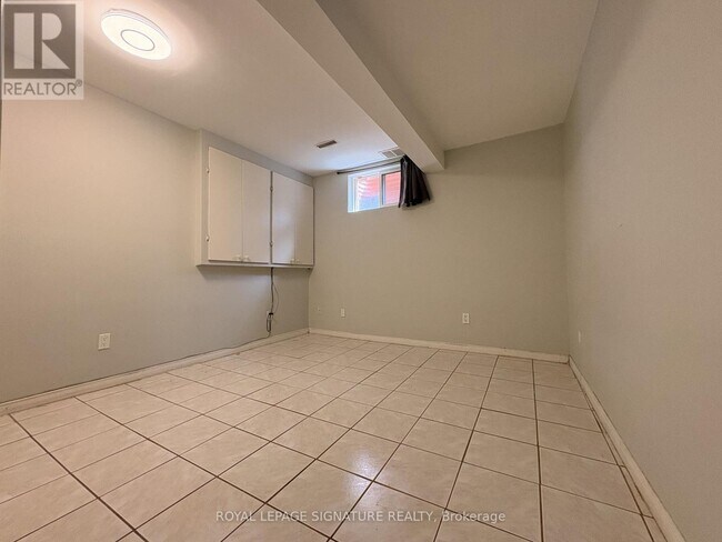 Photo - 885 Runningbrook Dr