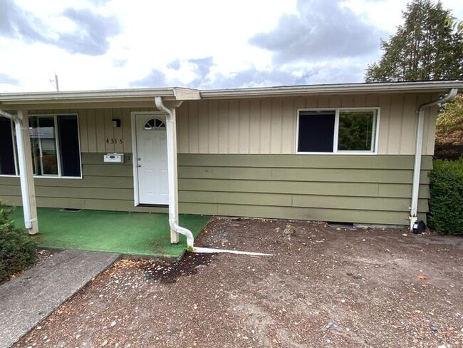 Building Photo - Mid Tacoma duplex 2bd 1 bath w/ 1 car garage