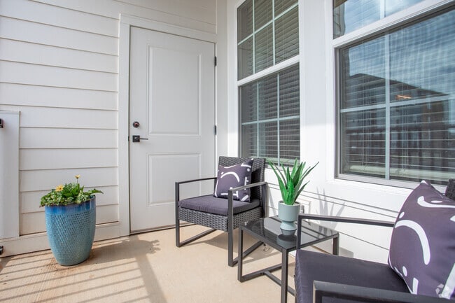 2BR, 2BA - 1065SF Duet - Porch