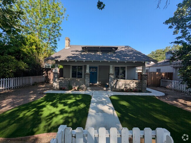 Building Photo - 324 N Minaret Ave Rental