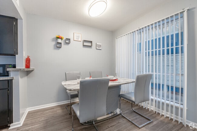 1BR, 1BA - 672SF - Dinning Room