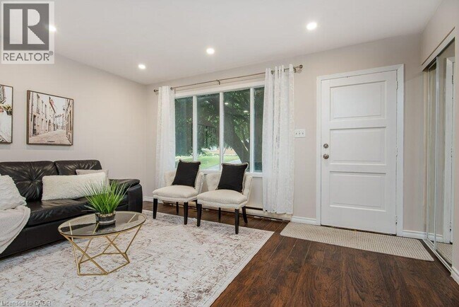Photo - 185 Cedarvale Crescent