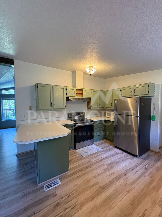 Photo - Spacious 3 Bedroom 2 Bathroom with yard space!