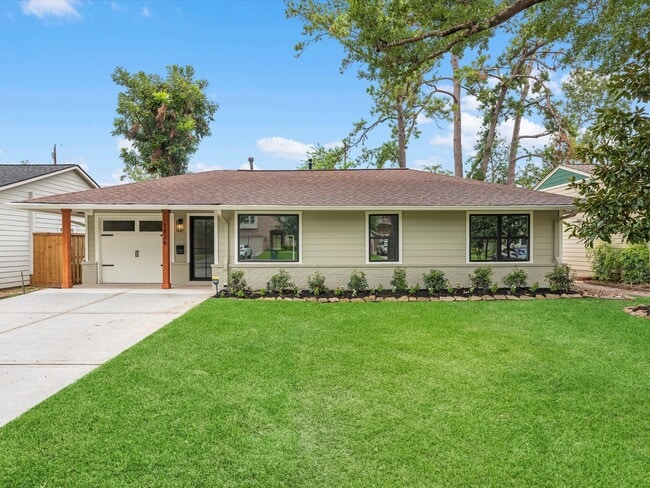 Photo - 1826 Woodcrest Dr