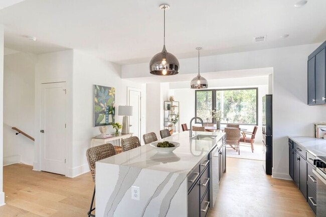 Photo - 981- 987 Fifth Street SW