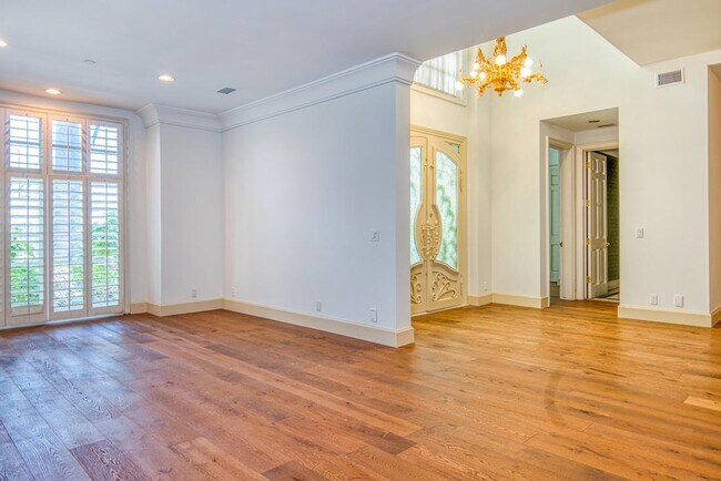 Photo - 321 S Palm Dr