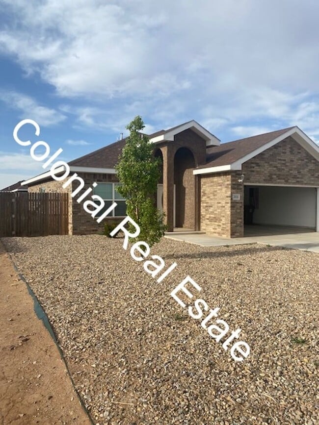 Building Photo - Spacious and updated 3 bedroom 2 bathroom home.