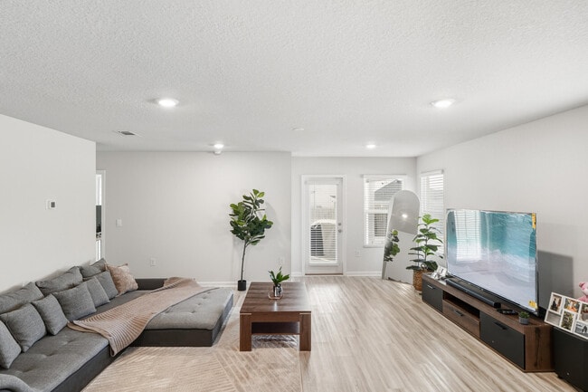 Photo - 526 Mary Lou Way