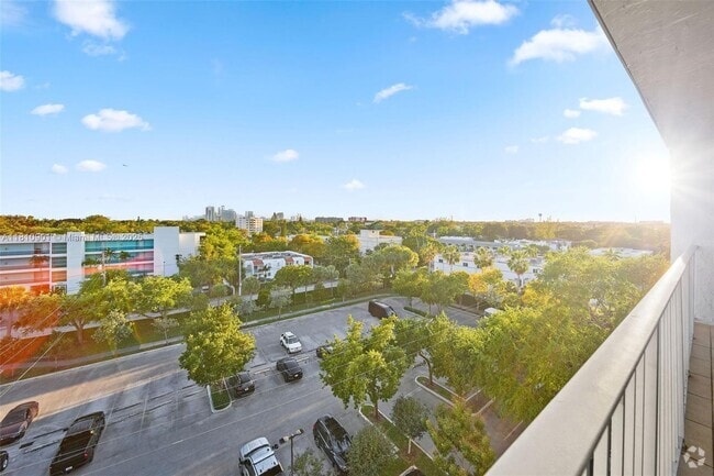 Building Photo - 650 NE 64th St Unit GPH7 Rental