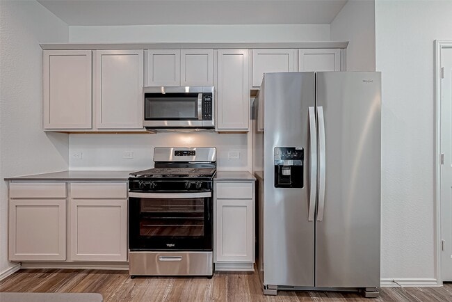 Building Photo - 532 Comal Trl