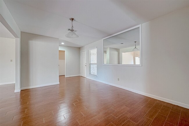 Photo - 2022 Highland Hills Dr