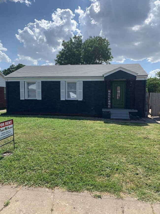 Photo - 405 E Rickenbacker Dr