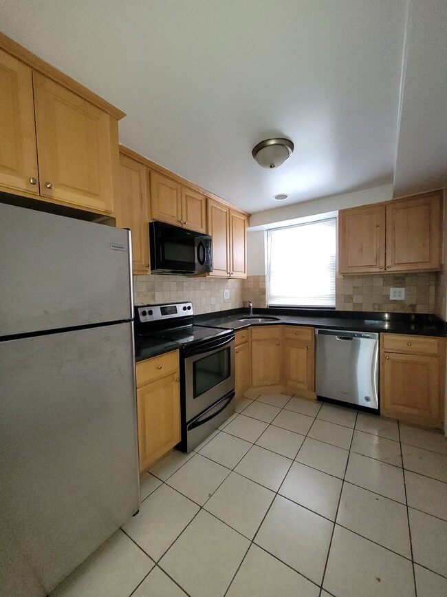 Building Photo - 7324 N Ridge Blvd Unit 3E