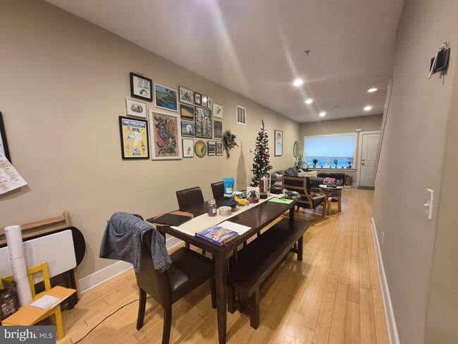 Photo - 2544 Montrose St