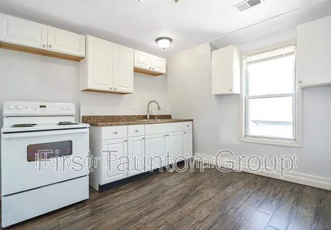 Building Photo - 458 Weir St Unit 5