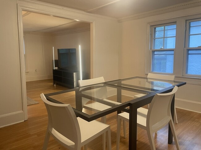 living - 826 N Aurora St Unidad 2