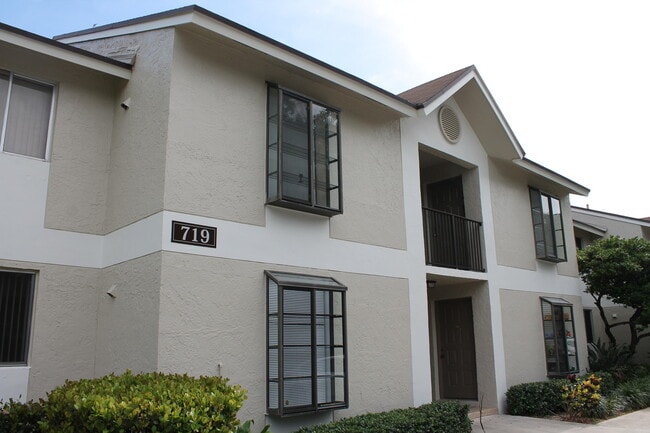 Building Photo - 719 Gardens Dr Unit 202