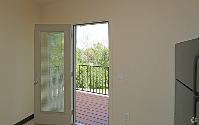 2BR, 2BA - 904 SF