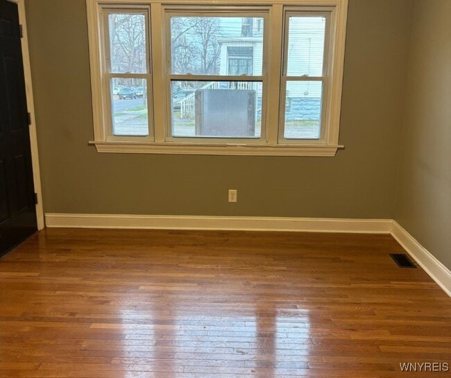 Photo - 2096 Seneca St