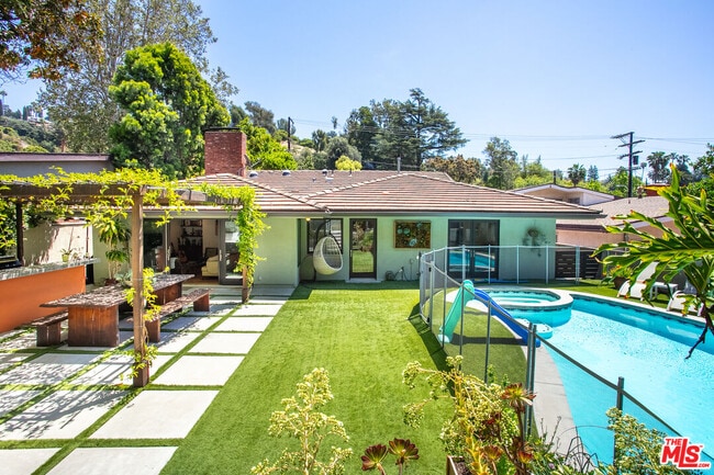 Building Photo - 2211 Canyon Dr