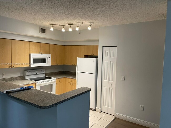 Building Photo - 8020 N Nob Hill Rd Unit 204 Rental