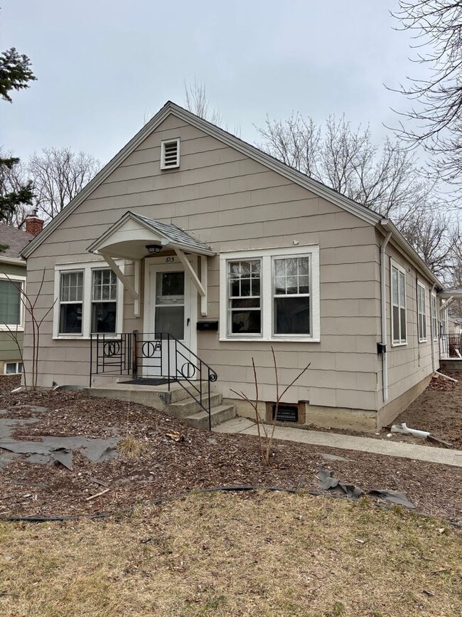 Building Photo - 828 1/2-615 1/2 Miles Ave Unit 615 Miles Ave