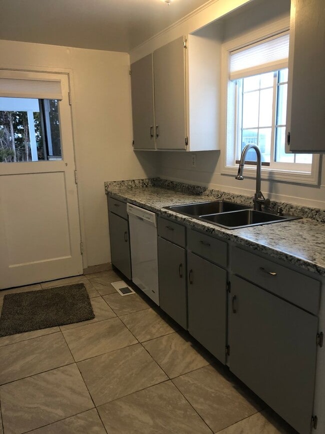 Building Photo - 2 Bedroom home with detached Office/Room.