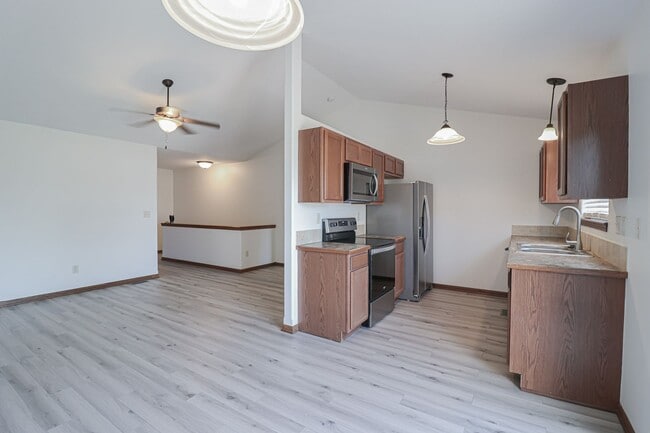 Photo - 1104 W Clyde St