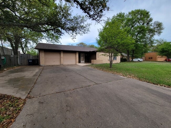 Photo - College Station - 3 bedroom / 2 bath / 2 car garage house with fenced in back yard.