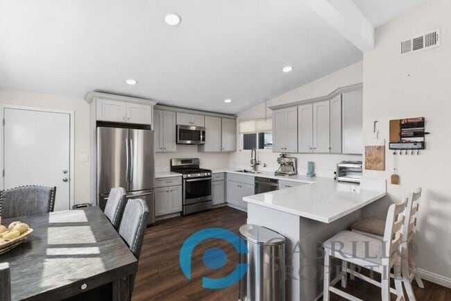 Photo - 2047 Finch Ln