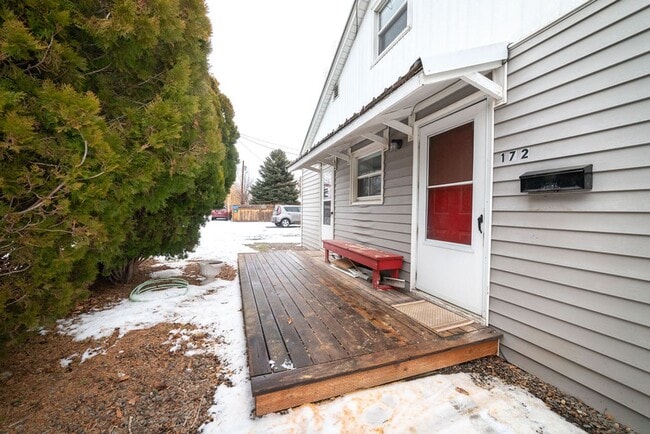 Photo - 172-172 NE Juniper St