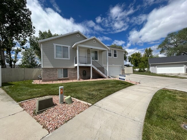 Building Photo - 4 Bedroom 4 Bathroom Home in Provo, Utah!