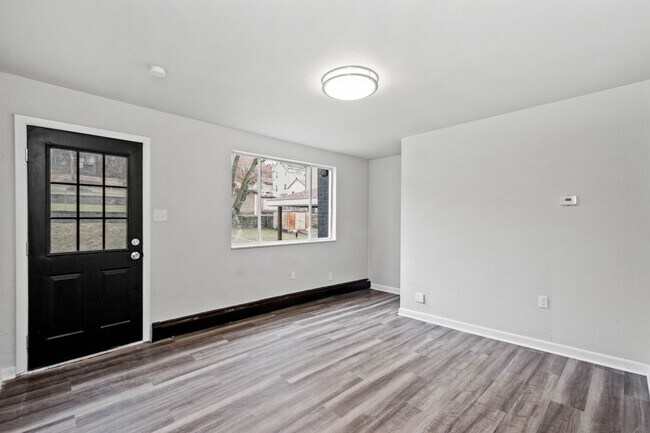 Photo - MOVE IN SPECIAL! SCORE HALF OFF 1ST MONTH'...