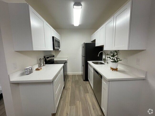 Building Photo - Completely Remodeled Top Floor Rental