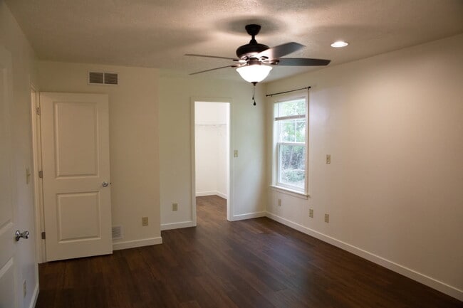 Photo - 204 Potomak Trail