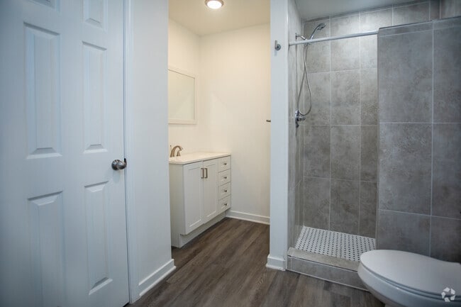 2BR,1BA-750SF
