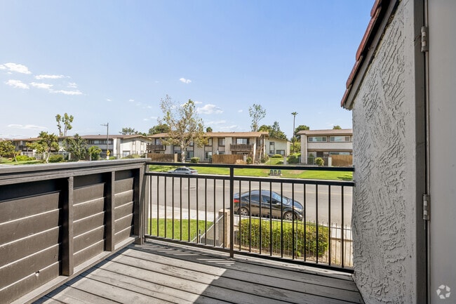 Cascade - 2BR, 2BA - 968SF - Balcony