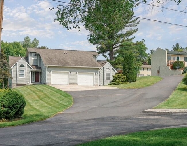 Building Photo - 3 bed, 2 bath condo COMING SOON Unit ME-37