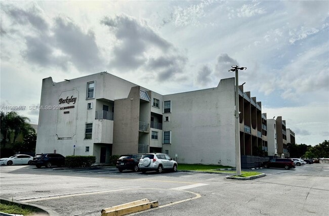 Building Photo - 10900 SW 104th St Unit 303