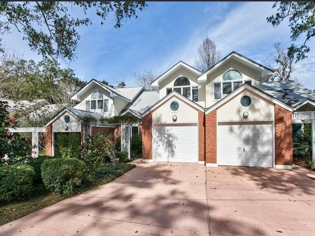 Building Photo - 3 BR/2.5 BA Townhome in Myers Park!