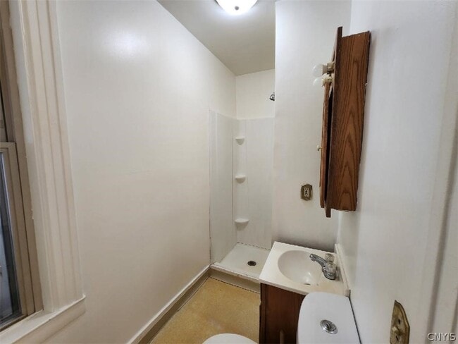 Photo - 621 Academy St