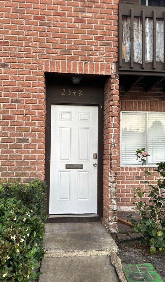 Building Photo - "Charming 2-Bed Townhouse with Modern Comforts in Orlando's Heart" Unit 2