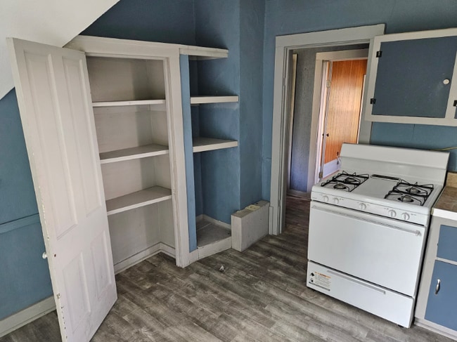 Cocina con muebles empotrados - 295 5th St