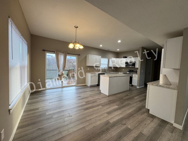 Photo - Gorgeous 4 Bedroom Home in Ozark Available!