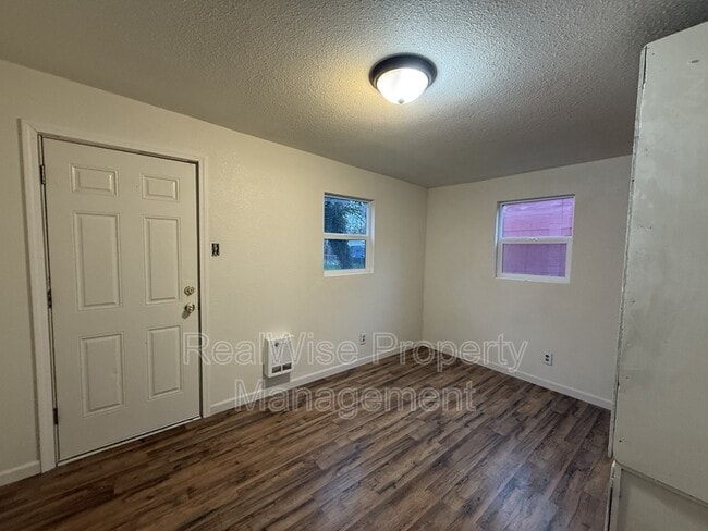 Photo - 173 SE Lane Ave