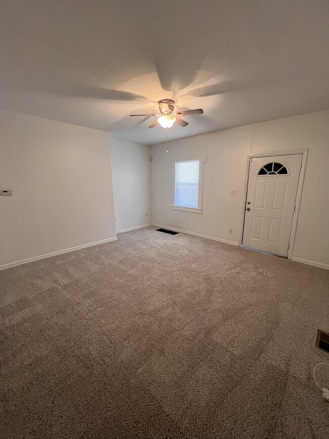 Living room. New carpet. - 7016 Minnesota Ave Apartamentos Unidad Minnesota Avenue 63111